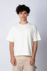 Remera de corte boxy y holgado, confeccionada en algodón pesado, con cuello redondo y diseño liso.