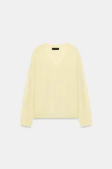 Jersey de punto amarillo claro confeccionado con mezcla de lana, con escote en V y manga larga.