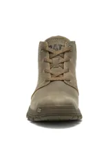 Bota tipo chukka de cuero color marrón, con cordones al tono, suela de goma dentada para mayor tracción y logo de la marca grabado en el lateral y en la puntera.