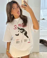 Remera blanca de manga corta y cuello redondo, con estampa frontal inspirada en la banda Sumo y su álbum After Chabón en colores negro y rojo.
