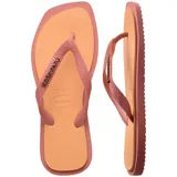 Ojotas Havaianas Top Square Fusion color marrón, con tiras texturizadas y logo de la marca en relieve. La suela tiene un diseño de textura antideslizante.