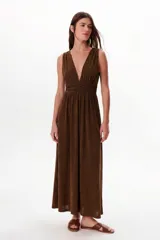 Vestido largo de fiesta color marrón oscuro con brillo, escote pronunciado en V y frunces en la cintura.