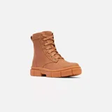 Bota de caña media Sorel, confeccionada en piel de plena flor impermeable color tostado. Presenta cierre de cordones con ojales metálicos, tirador en el talón y una suela de caucho moldeado con diseño robusto y dentado.