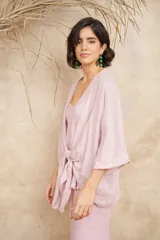 Blusa color lila de lino con escote en V, mangas 3/4 anchas y cierre frontal con lazo.