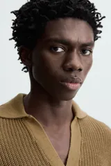 Polo manga corta color marrón, de punto con 17% de lino y cuello solapa con abertura frontal.