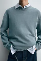 Jersey de corte relajado confeccionado en hilatura de algodón con efecto lavado. Presenta cuello redondo, manga larga y acabados en rib en cuello, puños y bajo.