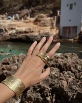 Anillo de diseño escultural y texturado, con acabado rugoso que simula una superficie montañosa o corteza.