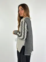 Sweater color crema con rayas verticales color mostaza con diseño de trenzas.