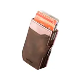 Billetera marrón y rosa de cuero con sistema de apertura automática para tarjetas.