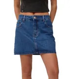 Pollera corta de jean, color azul medio, con tiro medio/bajo y corte recto. Presenta cinco bolsillos estilo jean y cierre de botón y cremallera.