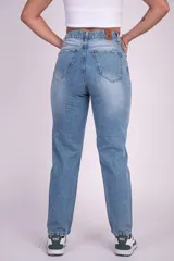 Jean mom fit de tiro alto color celeste, con roturas y desgastes en las piernas, bolsillos delanteros y traseros.