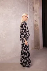Camisa corta de corte holgado y estilo oversize, con mangas 3/4. Confeccionada en una tela con textura que combina encaje y detalles en terciopelo con un patrón geométrico.