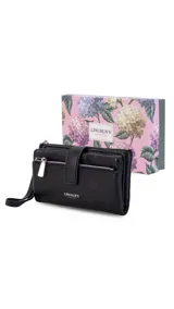 Billetera de mujer color negro con textura granulada, cierre de broche, bolsillo externo con cierre y correa de mano. Incluye logo metálico de la marca Lincoln's.