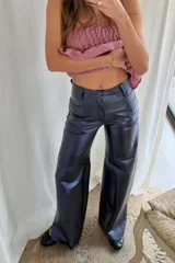 Pantalón de cuero napa color marrón gastado, de corte recto y tiro alto, con bolsillos traseros aplicados y trabillas para cinturón.