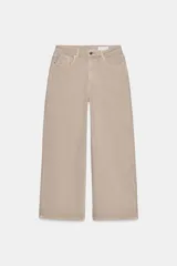 Jeans de tiro alto, color beige claro, con pierna ancha y cinco bolsillos.