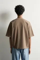 Remera relaxed fit color marrón con cuello redondo, manga corta y parche bordado a tono con letras en el frente.
