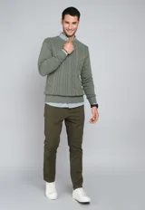 Sweater de punto trenzado color azul marino, con cuello redondo y mangas largas.