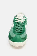 Zapatillas de estilo running con diseño en color verde y detalles en blanco y amarillo, confeccionadas con una combinación de materiales textiles y sintéticos, cierre de cordones y suela plana.