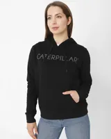 Buzo con capucha y bolsillo canguro, color negro, con logo de Caterpillar estampado en el pecho y etiqueta de la marca en la manga.