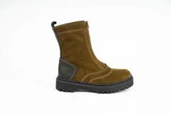 Bota corta de gamuza color verde militar con inserciones de cuero negro en el talón, suela flatform dentada de goma negra y cierre frontal en el empeine con costuras pespunteadas a contratono.
