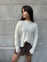 Sweater negro de punto con diseño calado.