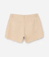 Short color beige de corte evasé, con cintura alta, bolsillos delanteros y traseros, trabillas en la cintura y bajo deshilachado.