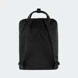 Mochila Fjallraven modelo Kanken Classic, color negro, con compartimento principal con cierre, bolsillo frontal con cierre, asas superiores con broche y correas ajustables para los hombros. Incluye el parche redondo característico de la marca en el frente.