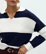 Suéter de punto con diseño de rayas horizontales anchas en color verde oscuro y blanco. Presenta cuello tipo polo con escote en V, mangas largas con puños ajustados y un corte regular.
