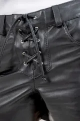 Short de cuero negro con cordones frontales.