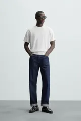 Camiseta negra de punto perlado, corte regular fit, cuello redondo, manga corta y rib en los acabados.