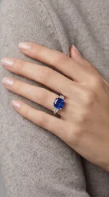 Anillo de plata 925 con piedra central de raíz de zafiro en corte cojín y detalles laterales de circonias en corte baguette.