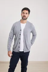 Cardigan de punto con escote en V, cierre frontal con botones y mangas largas. Presenta un diseño clásico con acabado suave al tacto.