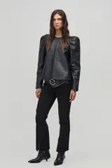 Camisa negra de cuero de oveja con mangas largas abullonadas.