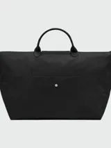 Bolso de mano tipo tote de la línea Le Pliage One de Longchamp, en color bordó. Presenta un diseño minimalista con cierre de cremallera superior, solapa con botón a presión y asas cortas de cuero.