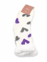 Media térmica de caña media, color blanco con estampado de corazones en tonos gris y violeta. Presenta un interior forrado en tejido tipo sherpa para mayor calidez.