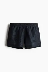 Short de baño con estampado animal print sutil en tonos negros, cintura elástica con cordón de ajuste interno, bolsillos laterales y suspensor de malla interior.