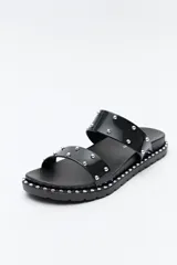 Sandalias plateadas con doble tira ancha y microtachas metálicas.