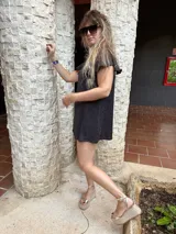 Vestido corto negro con lurex plateado y mangas cortas con volados.