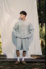 Bermuda de rustico liviano color marrón chocolate, con estampado frontal.