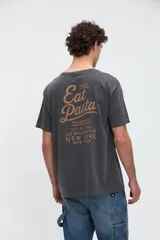 Remera de manga corta color gris oscuro con efecto lavado, corte holgado y gran estampado en la espalda con la inscripción "Eat Pasta".