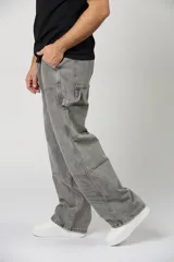 Jean baggy de hombre color gris, con diseño holgado, estilo cargo y parches en las rodillas.