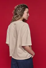 Remera boxy fit de algodón color negro, con silueta amplia y relajada, hombros caídos y mangas amplias.