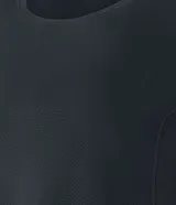 Remera deportiva celeste de microfibra texturizada, con mangas cortas y recortes en los laterales.