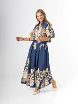Conjunto de dos piezas confeccionado en viscosa con estampa floral, compuesto por una blusa estilo camisa corta con mangas globo y un pantalón tipo culotte de tiro alto.