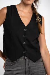 Chaleco negro con escote en V y cierre frontal con botones.