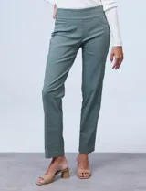 Pantalón verde militar de gabardina elastizada, marca Ruby Rd. Delantera con bolsillos simulados y trasera con bolsillos aplicados.