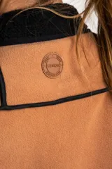 Campera negra de micropolar con cierre frontal y bolsillos laterales.