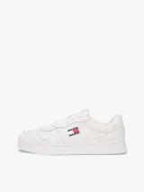 Zapatillas bajas de cuero y sintético en color blanco, con diseño de cordones, suela de goma y detalles de la marca Tommy Jeans.