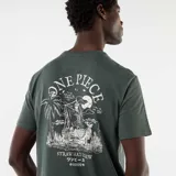 Remera verde oscuro con cuello redondo, manga corta y pequeño estampado en el pecho con temática de One Piece.