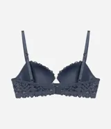 Soutien blanco con aro y copa moldeada, confeccionado en encaje floral. Posee breteles finos ajustables y cierre posterior por colchetes. El diseño presenta laterales anchos y un borde festoneado en la cintura.